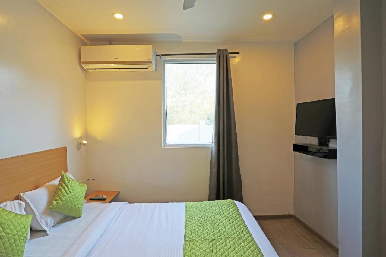 Hotel Yellow Chilli Britannia Chowk- Couple Friendly Local Id Accepted New Delhi Exterior photo