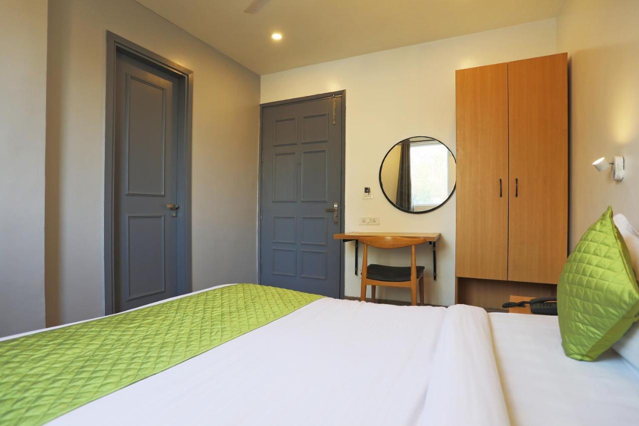 Hotel Yellow Chilli Britannia Chowk- Couple Friendly Local Id Accepted New Delhi Exterior photo