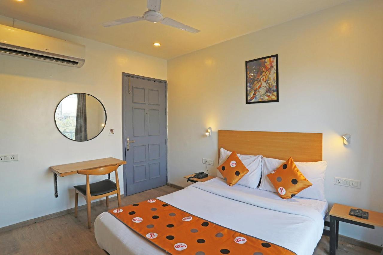 Hotel Yellow Chilli Britannia Chowk- Couple Friendly Local Id Accepted New Delhi Exterior photo